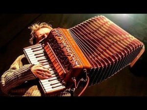 Баян, гусли: югорчан разбудили завораживающими звуками народных инструментов