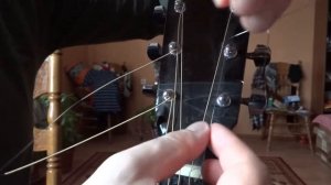 Как правильно поставить или поменять струны на гитаре