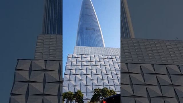 123 этажный небоскрёб 555 метров  "lotte world tower" один из самых высоких зданий  в мире