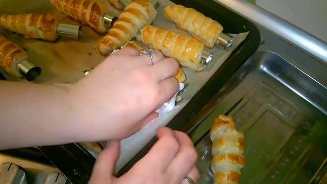 Трубочки из слоеного теста с белковым заварным кремом.Слоеные Трубочки с очень вкусным кремом смотреть онлайн