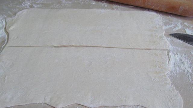 Мини пирожки с мясом из слоеного теста