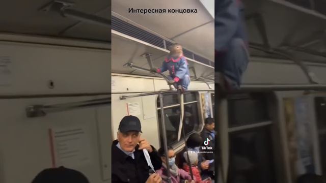 Обезьяна в метро