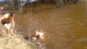 Решил искупаться весной.