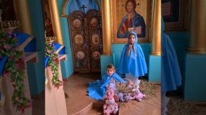 В яслях спал на свежем сене, тихий крошечный Христос...