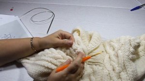 Вязание джемпера для мальчика с аранскими косами. Knitting of a jumper for the boy with