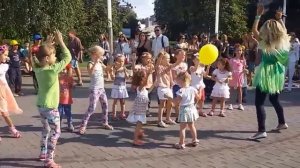 Танцуем  'Колесики, Колесики и красивый руль', 'У тети  Моти 4 сына'