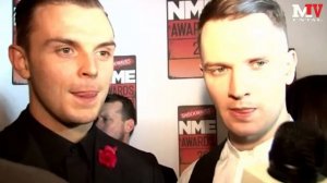 Как понять что ты понравилась парню.  Язык тела мужчин