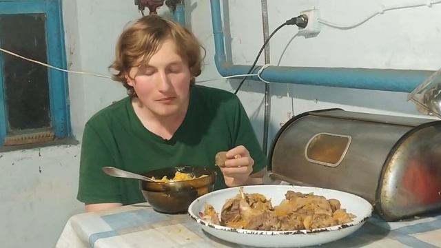 Готовлю кролика с яичной лапшой и расказываю истории (15 минут готовлю 30 говорю) смотреть онлайн