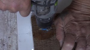 Как  очень легко и просто просверлить отверстие в кафельной плитке? Смотрим..