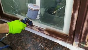 Процесс реставрации деревянного окна со стороны фасада