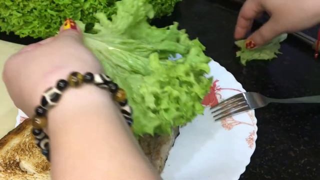 Сэндвич с рыбой и свежими овощами. Рыба жареная в пергаменте.Вкусный рецепт. Завтрак.