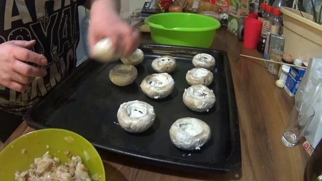 Фаршированные шампиньоны./Достойная закусочка к праздничному столу./stuffed champignons./ смотреть онлайн
