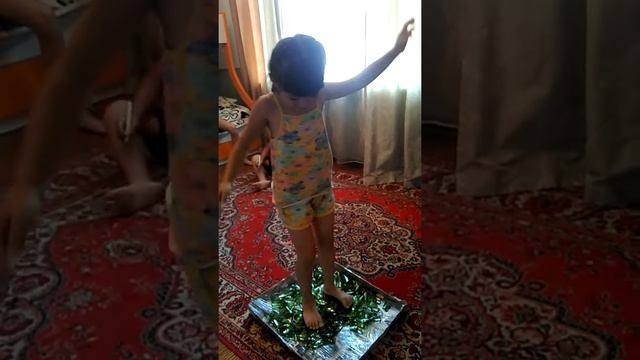 Дети. Ходят по. Настоящим у. Стеклу смотреть онлайн