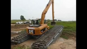 Экскаватор монстр, огромные гусеницы, болотоход