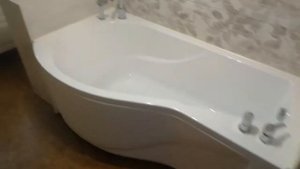 Ванная комната в деревянном доме, в доме из бревна.