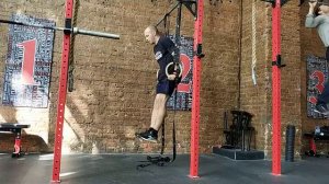 Отжимание на кольцах киппингом с паузой внизу