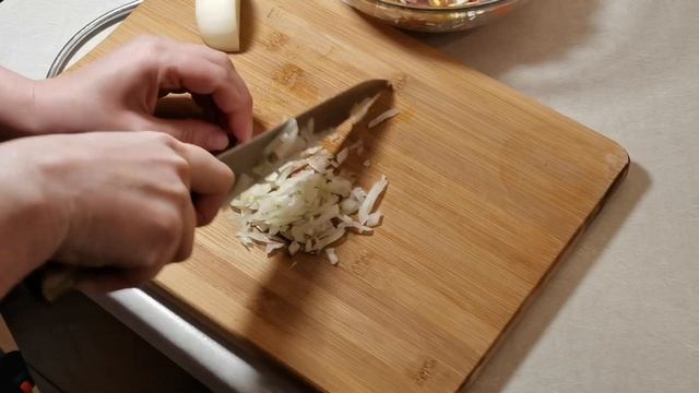 Классический салат Оливье. В ожидании новогодних праздников.
