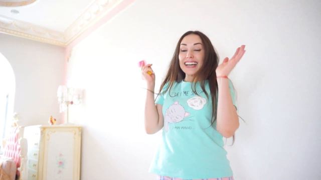 МАЛЕНЬКИЙ ВОДИТЕЛЬ ЗА РУЛЕМ БОЛЬШИХ МАШИН! Детское видео смотреть онлайн