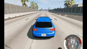 Машины на больших скоростях врезаются в преграды и разбиваются в компьютерной игре