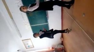 Школьницы танцуют