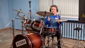 Хард-рок на барабанах! Драм-кавер от младших учеников!