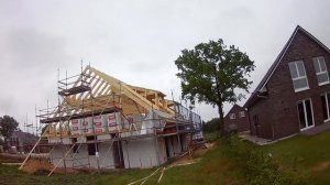 Двухскатная стропильная система с двумя несущими прогонами и трапецеидальными люкарнами