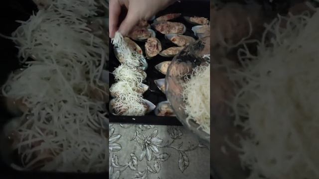 Новозеландские мидии, в сливочном соусе с помидорами и красным луком, под сыром пармезан. смотреть онлайн