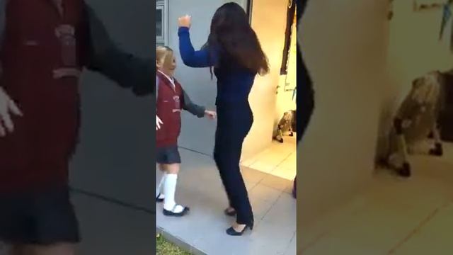 Учительница здоровается с учениками