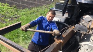Камаз4310: Крепим надрамник и устанавливаем дополнительное крепление коробки.