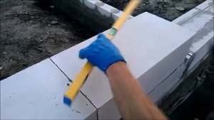 Как газобетон класть на клей? Правильно.