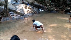 Китаец ловит рыбу