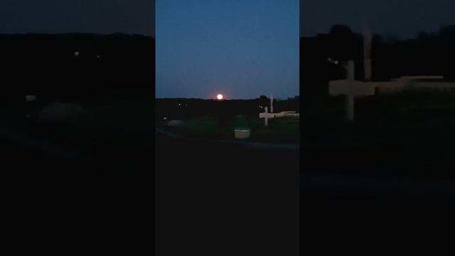 Восход полной Луны из-за горизонта