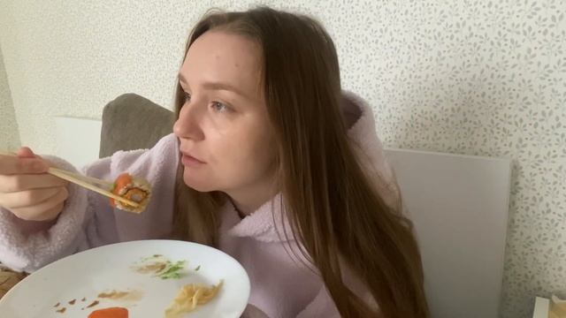 ИЗМЫШЛИЗМЫ #1 [MUKBANG роллы и тирамису + Распаковка из ВкусВилл/ Справляюсь с осенней меланхолией] смотреть онлайн