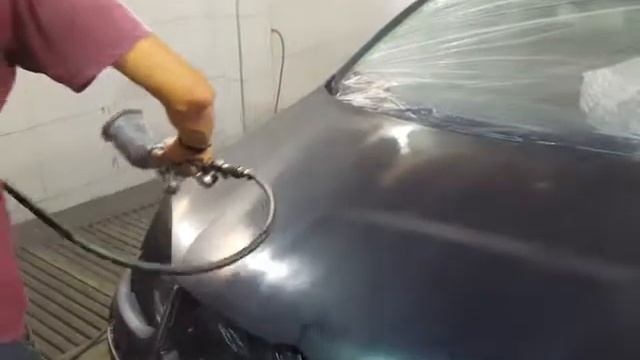 Applying base coat on golf mk5 . Iwata airgunza 1.3 impact смотреть онлайн