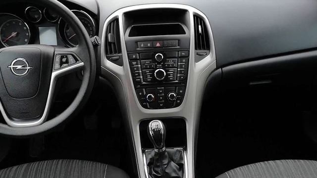Wnętrze Opel Astra 1.4T 2012r