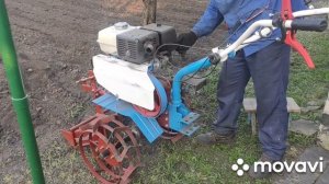 Посадка картошки при помощи окучников и приспособления для закапывания.