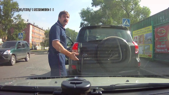Автор обматерил выезжавшего с парковки. Кто прав?  (НЕ НОРМАТИВНАЯ ЛЕКСИКА)