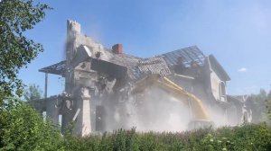 komatsu450 демонтаж многоэтажного сооружения с помощью гидроножниц