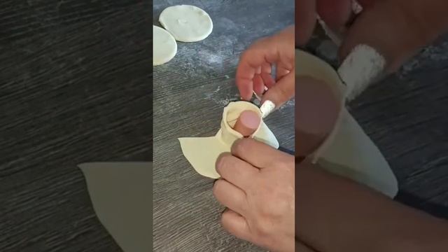 Мини сосиски в слоеном тесте. #рецепт #быстроивкусно #готовимдома смотреть онлайн