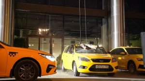 ДЕВУШКА ВЫПАЛА ИЗ ОКНА. ПАДЕНИЕ МАНЕКЕНА НА АВТОМОБИЛЬ ТАКСИ.