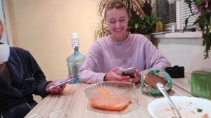 Дома с мамой пьём невкусные коктейли ? В гостях у бабушки ? Меняю резину на машине