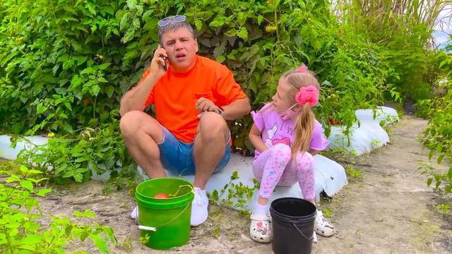 Настя с папой собирают овощи на ферме для мамы. История для детей