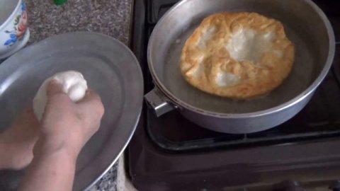 Лепешки на сковороде. Дрожжевые лепешки на воде. Рецепт лепешек. Пирожки в дорогу