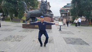 Бурят танцует калмыцкий танец в центре Иркутска. Buryat dance in center of Irkutsk.