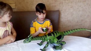 Игрушка динозавр на радиоуправлении/Костя и Василиса распаковывают/Toy dinosaur