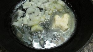 Картофельное пюре под соусом из горошка