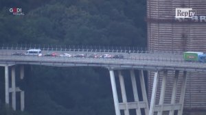 Genova, crollo ponte Morandi_ la rimozione del camion simbolo del disastro