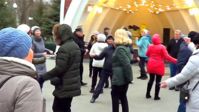 Качается вагон Танцы в парке Горького Харьков Февраль 2022 смотреть онлайн