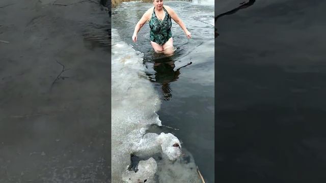 Моржовые купания в  Крещение Христово, 19.01.23. Потрогать водичку в проруби - и то хорошо!