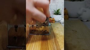 Рецепт вкусного салата с курицей, маринованными шампиньонами и грушей !